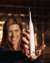 Boombrush elektrische tandenborstel in stijlvol wit design, duurzaam en effectief voor een stralende glimlach. Onderdeel van de &C Magazine Goodiebox in samenwerking met Get Your Gift, 